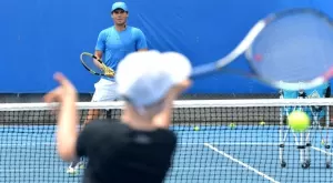 ВИДЕО: Надал отиде на тренировка в Бризбън с невръстния Рафаел-младши