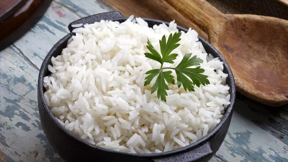 Какво добавят професионалните готвачи към ориза, за да е по-бял 