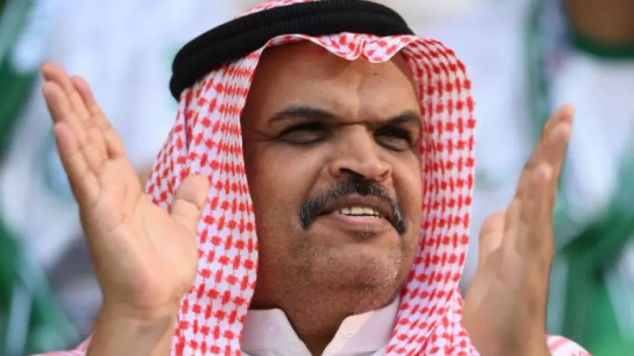 Арабският "снайперист" на Мондиал 2022: телефон, бинокъл и всеки играч е под "прицел" (ВИДЕО)