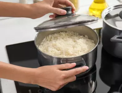 Преди да започнете да варите ориза, сложете лъжица от това, за да е ронлив и вкусен