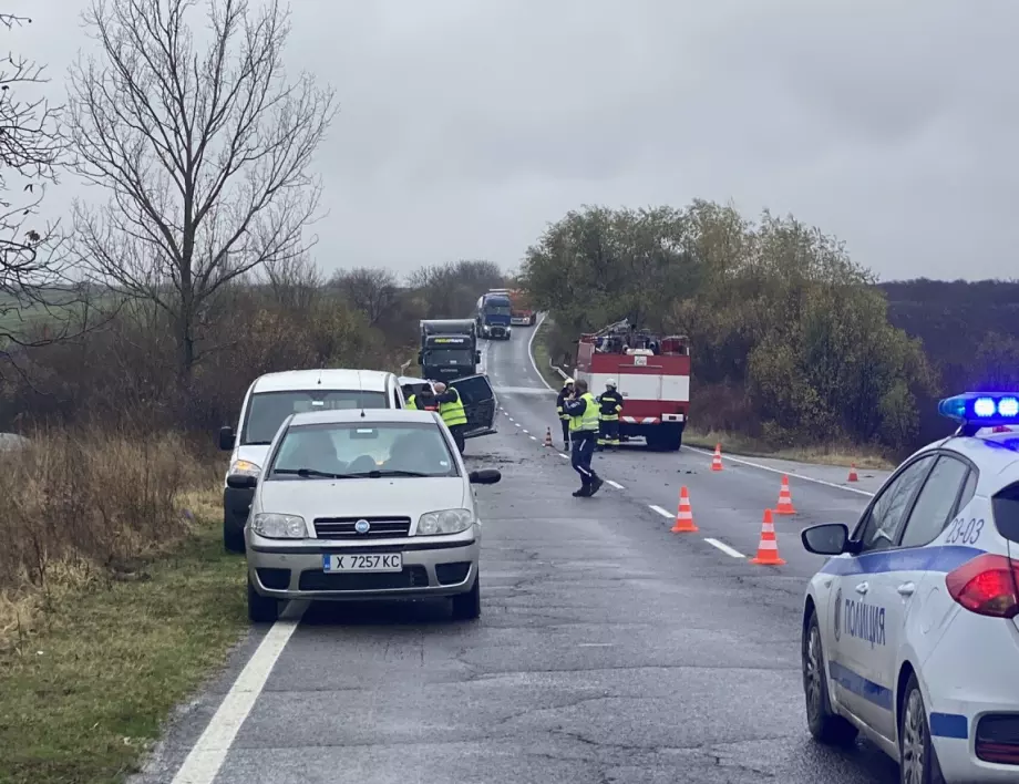 Верижна катастрофа затруднява движението по пътя София-Варна