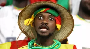 Из трибуните на Мондиал 2022: самотен фен на Мароко влезе в луд щастлив танц на сенегалци (ВИДЕО)