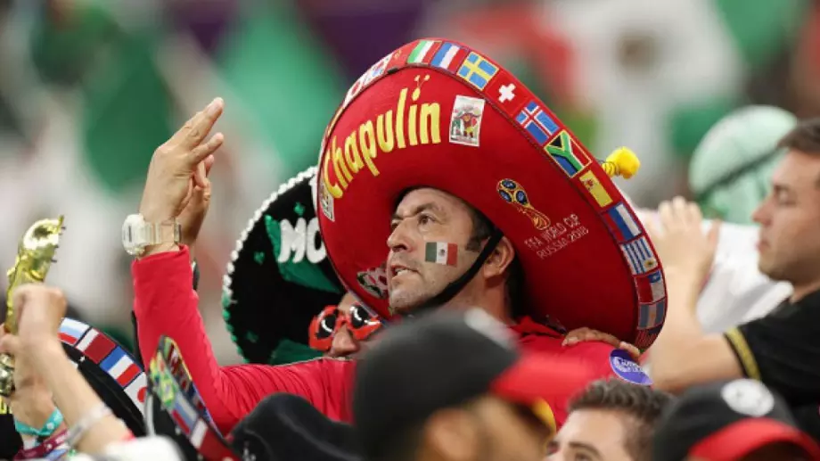 Мексикански фен наръга друг в гърдите по време на мач от Голд Къп (ВИДЕО)