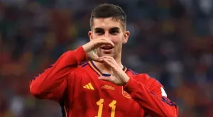 СНИМКА: Звезда на Барселона и Испания живее с бездомно куче от България