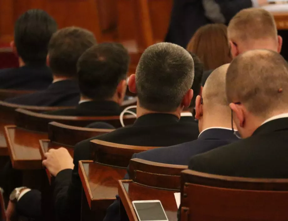 Партиите за кабинета "Габровски": От "Няма да размислим" до "Отзад стърчи Борисов" (ВИДЕО)