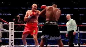 Тайсън Фюри прегази Дерек Чисора - съдията спаси Дел Бой в края! 