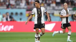 ВИДЕО: 10-годишният Джамал Мусиала все така наказва противниковите защитници