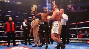 ВИДЕО И СНИМКИ: С куц крак Даниел Дюбоа възкръсна и нокаутира южноафриканец