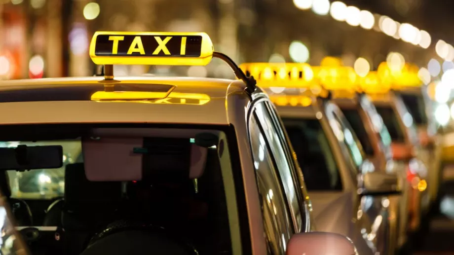 Експерт: Такситата масово не са свързани с НАП