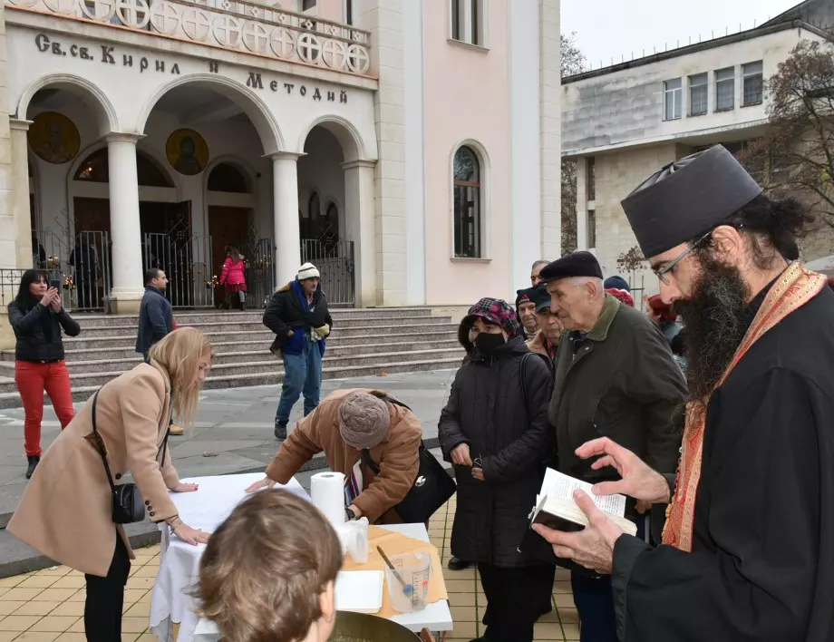 Благотворително в Ловеч раздадоха 120 порции рибена чорба по повод Никулден