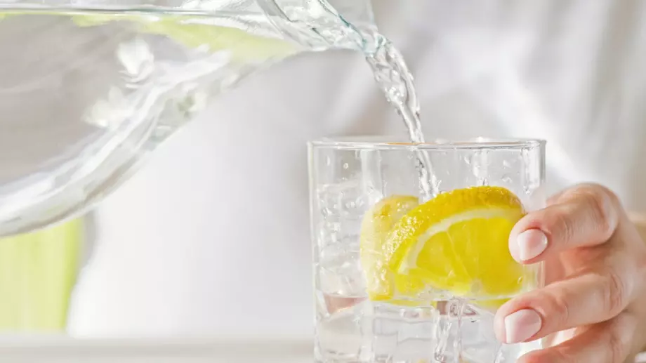 Сложете щипка от тази подправка във водата с лимон и вижте какво ще се случи с тялото ви