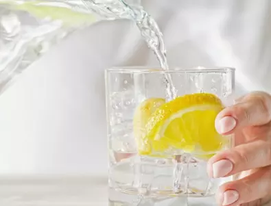 Защо водата с лимон НЕ е полезна