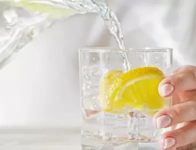 Защо НЕ трябва да пиете вода с лимон - отговорът на лекар ще ви изненада