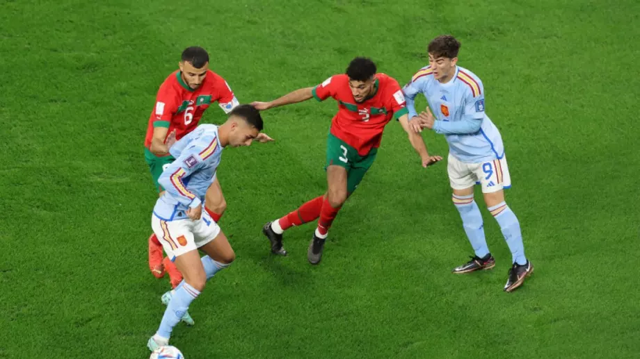 ВИДЕО: "Смелостта", която прояви Гави срещу капитана на Мароко преди отпадането на Испания от Световното първенство по футбол