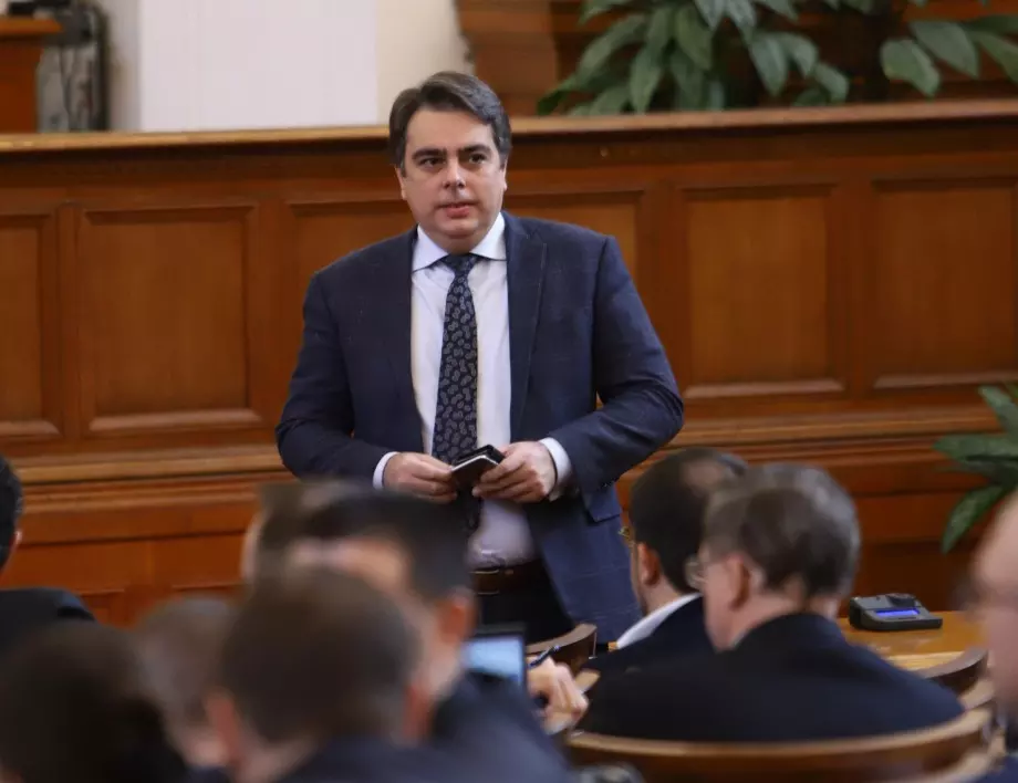 Кой е Асен Василев - кандидатът на ГЕРБ и ПП-ДБ за финансов министър?