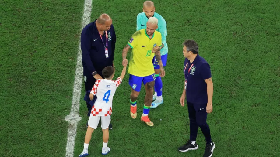 Магията на футбола: Красив момент утеши страстите след Хърватия - Бразилия (ВИДЕО)
