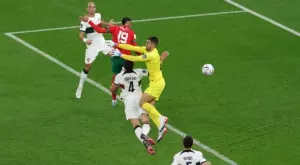 Куриозно: Пепе получи целувка по главата от мароканец за пропуска си (СНИМКА)