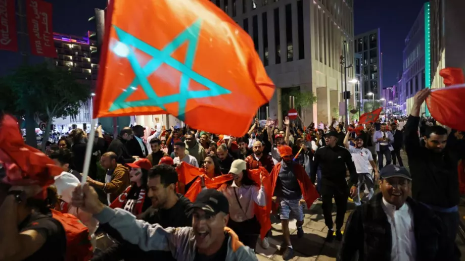 ВИДЕО: Марокански фенове вилняха на "Шанз Елизе" след елиминирането на Португалия