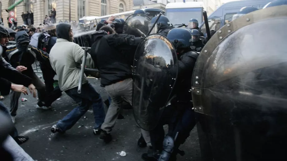 Хиляди полицаи и стотици арестувани по време на мароканските празненства в Париж