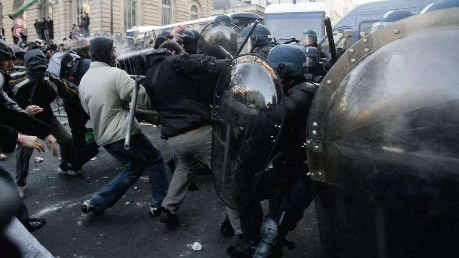 Напрежение на границата с Косово между протестиращи и сръбски полицаи 