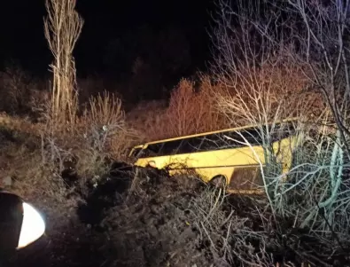 Ето го катастрофиралия туристически автобус: Загинала е жена, ръководител и екскурзовод на групата