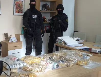 Конфискуваха 14 кг злато от търговски обект във Варна (СНИМКИ)