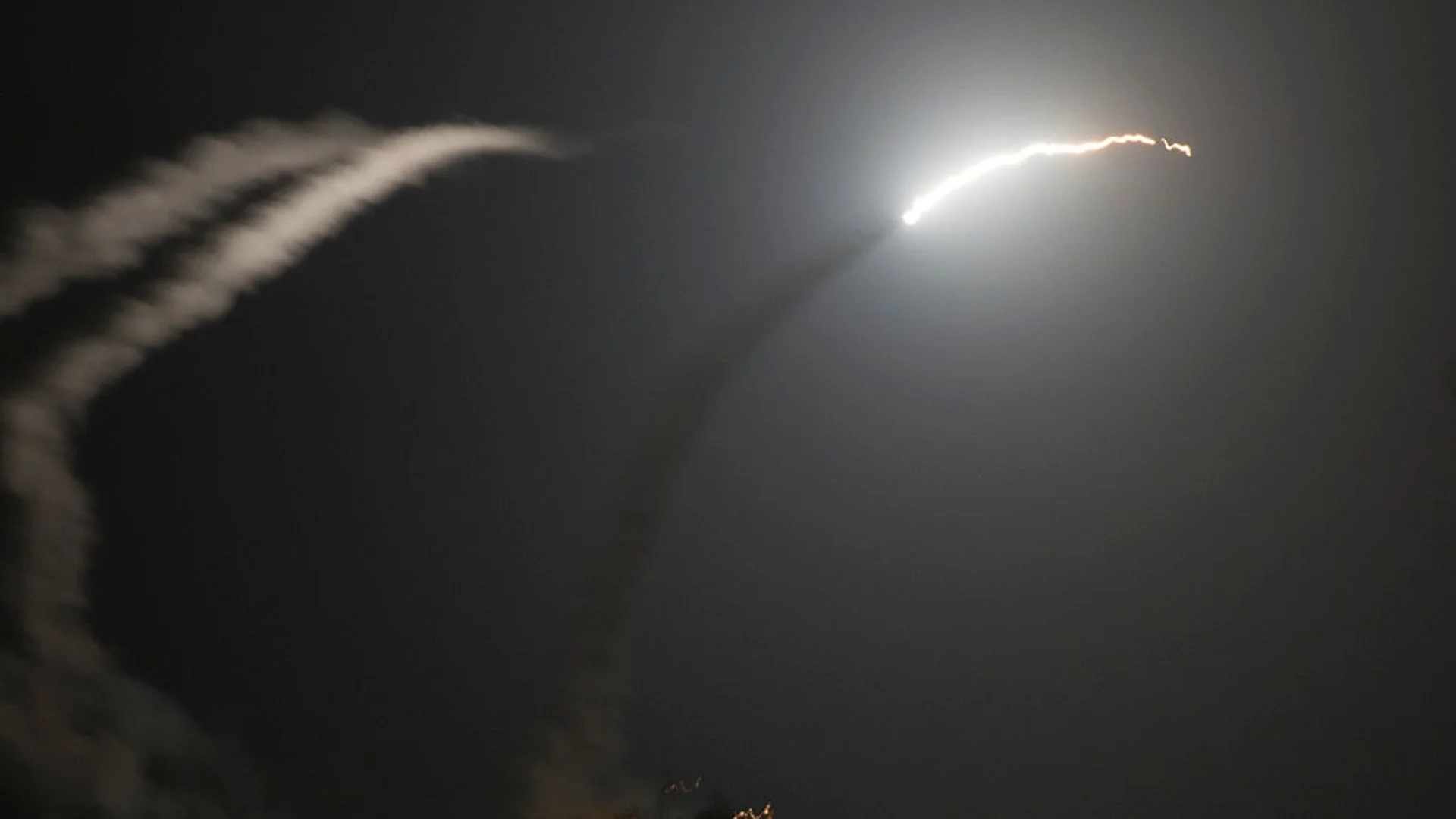 Асиметрична война: Руски ракети и дронове удариха цяла Украйна, петролно депо гори в Крим (СНИМКИ и ВИДЕО)*