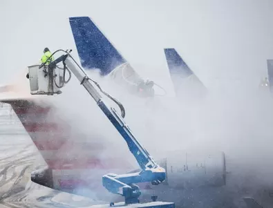 Сняг и лед затвориха лондонското летище Станстед, проблеми на Хийтроу и Гетуик