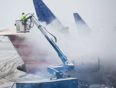 Невиждана снежна буря отмени хиляди празнични полети в САЩ (ВИДЕО)