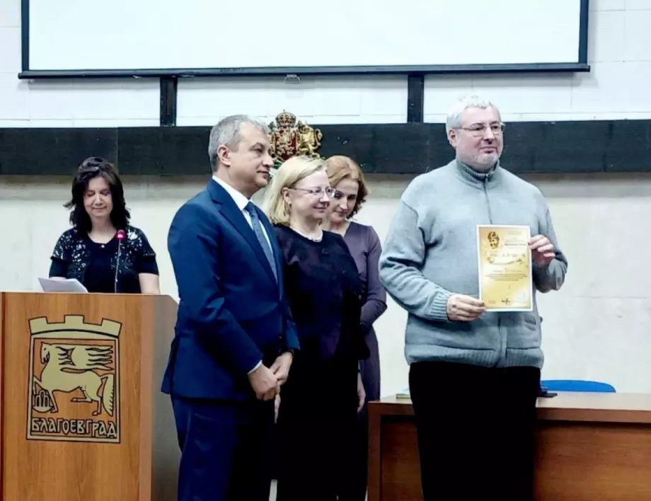 Посланикът на Ирландия награди книгата за свещеника-мъченик на Чепеларе