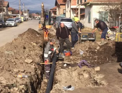 Изцяло подменят водопровода в самоковско село (СНИМКИ)