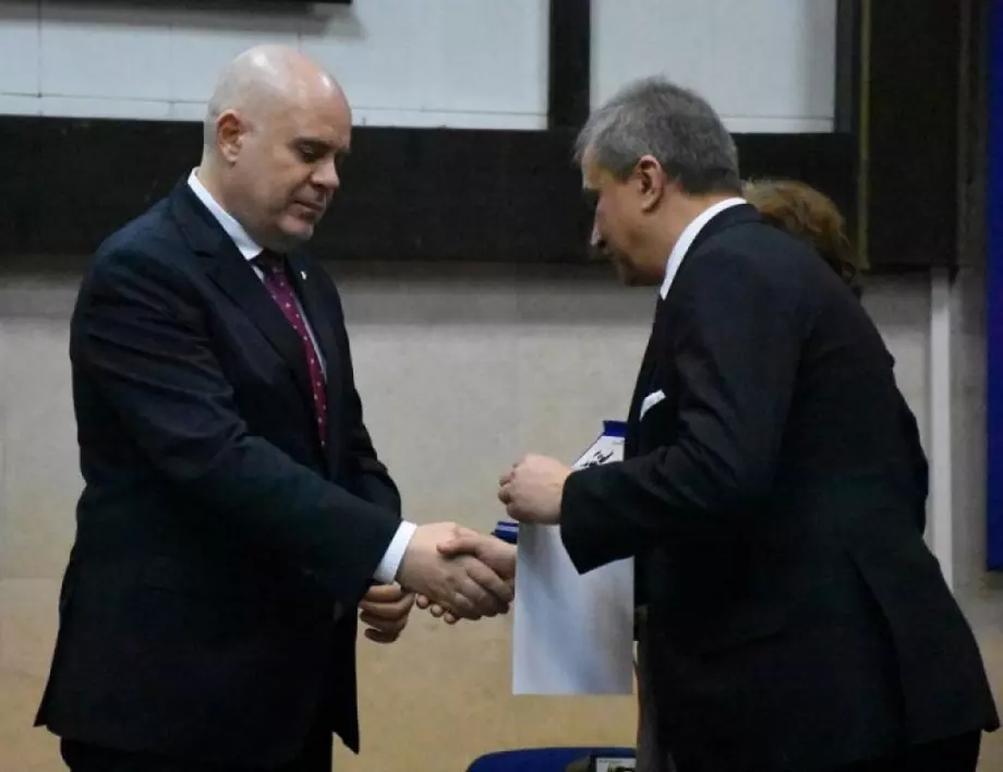 Главният прокурор Иван Гешев взе специална награда на тема "наркотици"