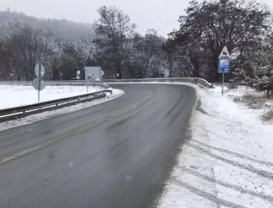 Закъсали тирове в снега блокираха пътя за Банско