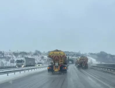 АПИ: Почти 100 машини чистят снега по пътищата