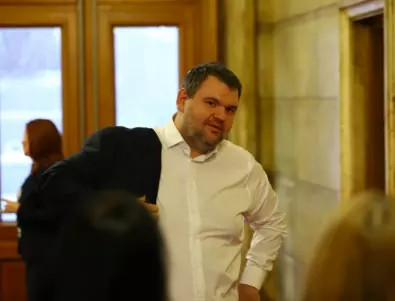 Пеевски се появи в Народното събрание, за да подкрепи ГЕРБ