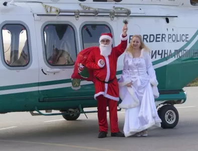 Дядо Коледа и Снежанка дойдоха с хеликоптер и зарадваха децата (ВИДЕО)