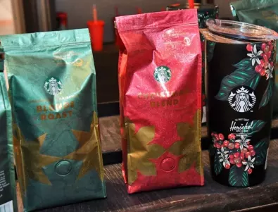 Червените чаши на Starbucks® стават на 25 години