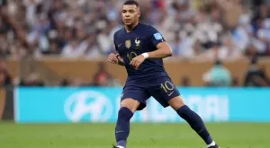 Обвиненията към Меси, че ходи пеш на мачовете, застигнаха и Мбапе