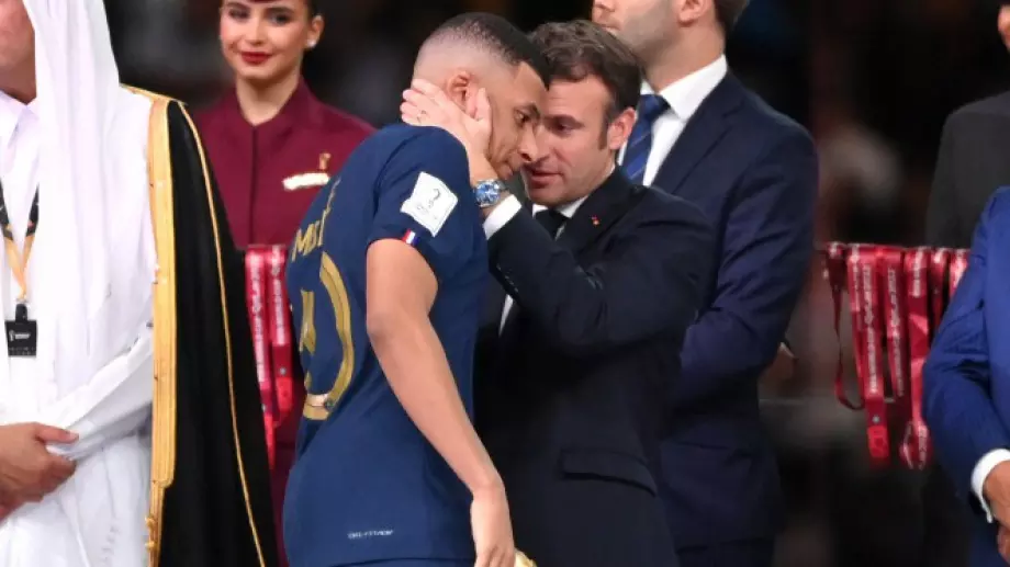 Президентът на Франция Еманюел Макрон се опита да утеши Килиан Мбапе след финала на Мондиал 2022