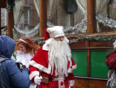 Дядо Коледа и Снежанка изненадаха пътниците в коледния ретро трамвай (СНИМКИ)