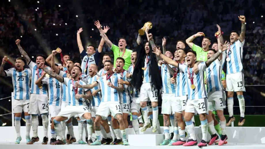 Емилиано Мартинес направи купон със съотборниците си от Астън Вила в чест на Световната купа (СНИМКИ)