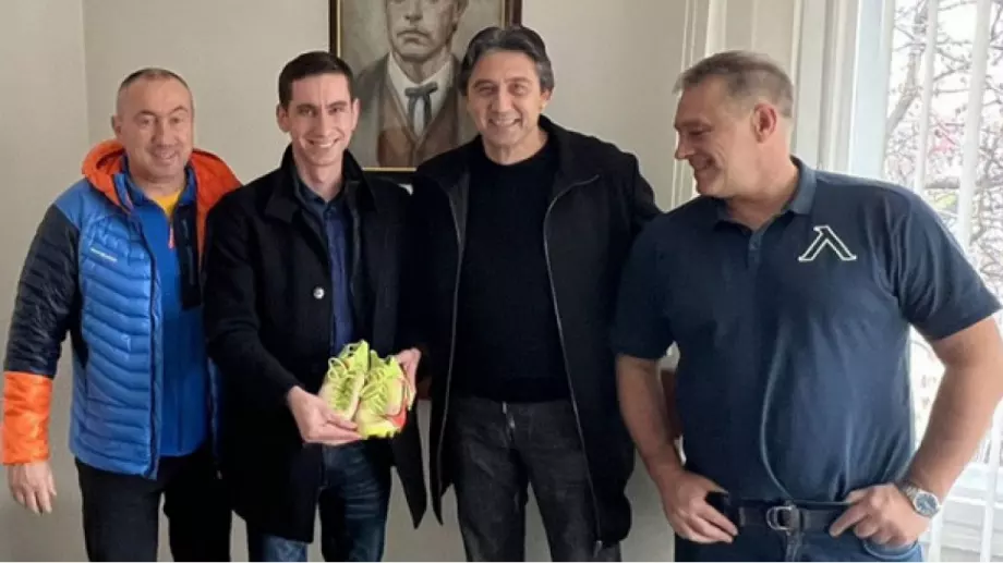 Благородно! Левски дари пари от търг за болница във Враца