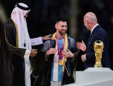 Защо облякоха Меси в арабска манта преди връчването на световната титла? (ВИДЕО)