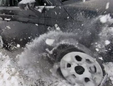 Експерти обясниха как да се измъкнете, ако колата закъса в снега