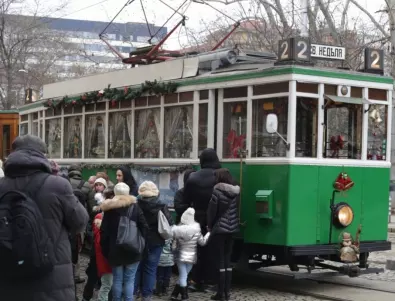 Коледен ретро трамвай тръгва из София