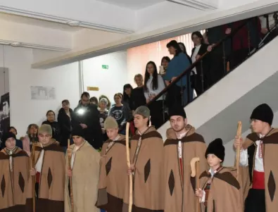 Коледари огласиха с песните си сградата на oбщина Ловеч