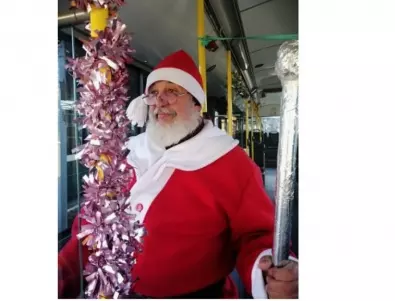 Коледни песни и белобрад старец отново в старозагорския градски транспорт