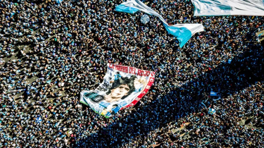 Над 4 милиона привърженици празнуват титлата на Аржентина от Мондиал 2022 по улиците на Буенос Айрес (ВИДЕО)