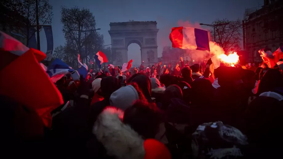 Посрещнат като победител: Франция се прибра без трофей, а в Париж ги чакаше настръхваща атмосфера (ВИДЕО)