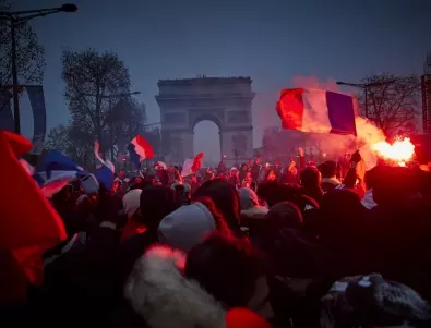 Препълнени улици и площади посрещнаха френските национали в Париж (ВИДЕО и СНИМКИ)